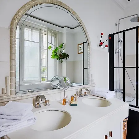 Veeve - Botanical Eclecticism In The 20th Apartment