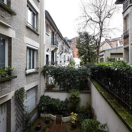 Veeve - Botanical Eclecticism In The 20th Apartment *