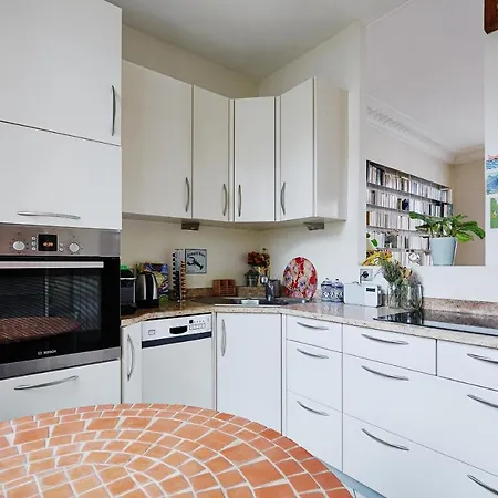 Apartment Veeve - Botanical Eclecticism In The 20th